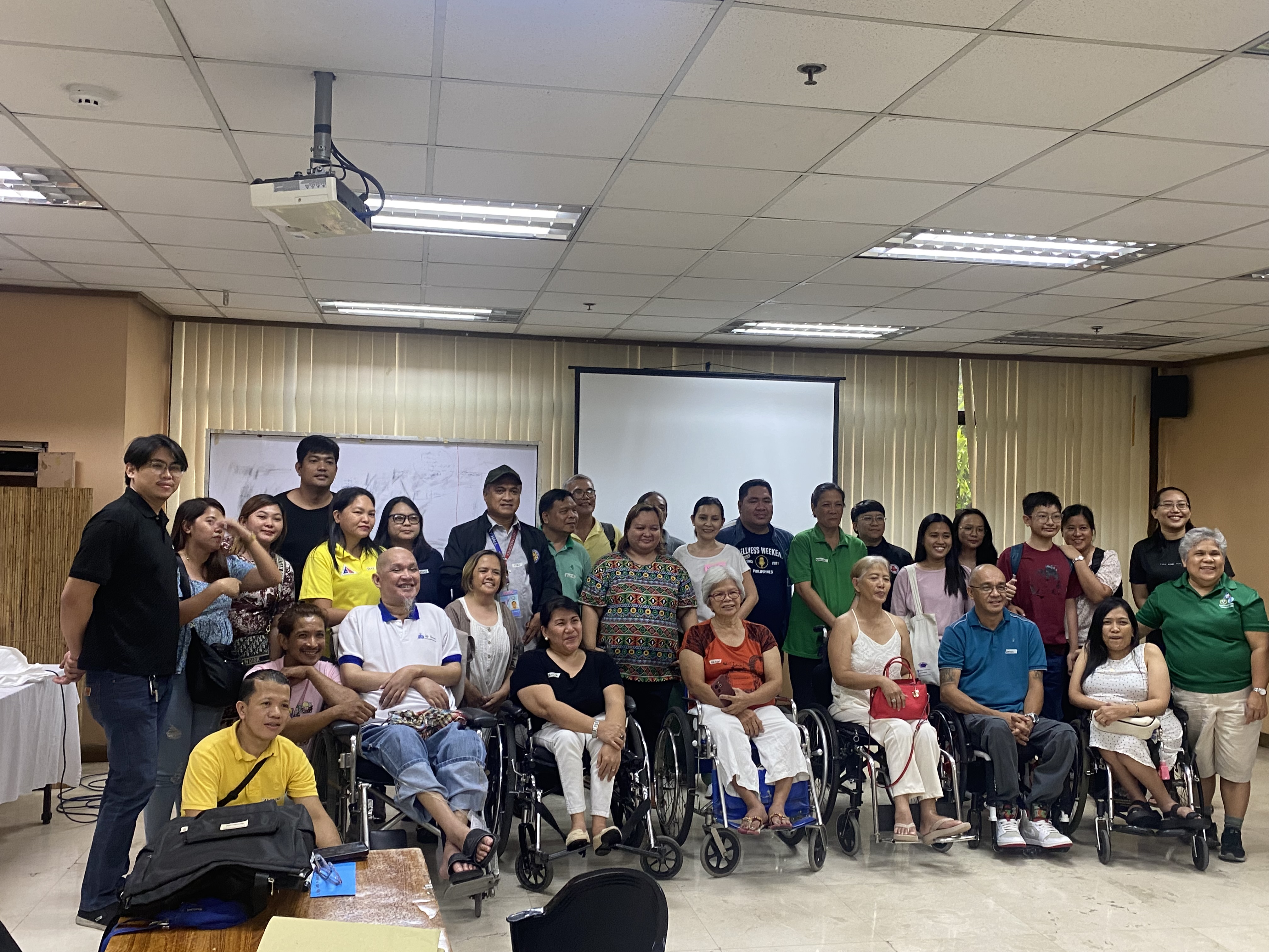 A group picture of roughly 20 participants after a group training